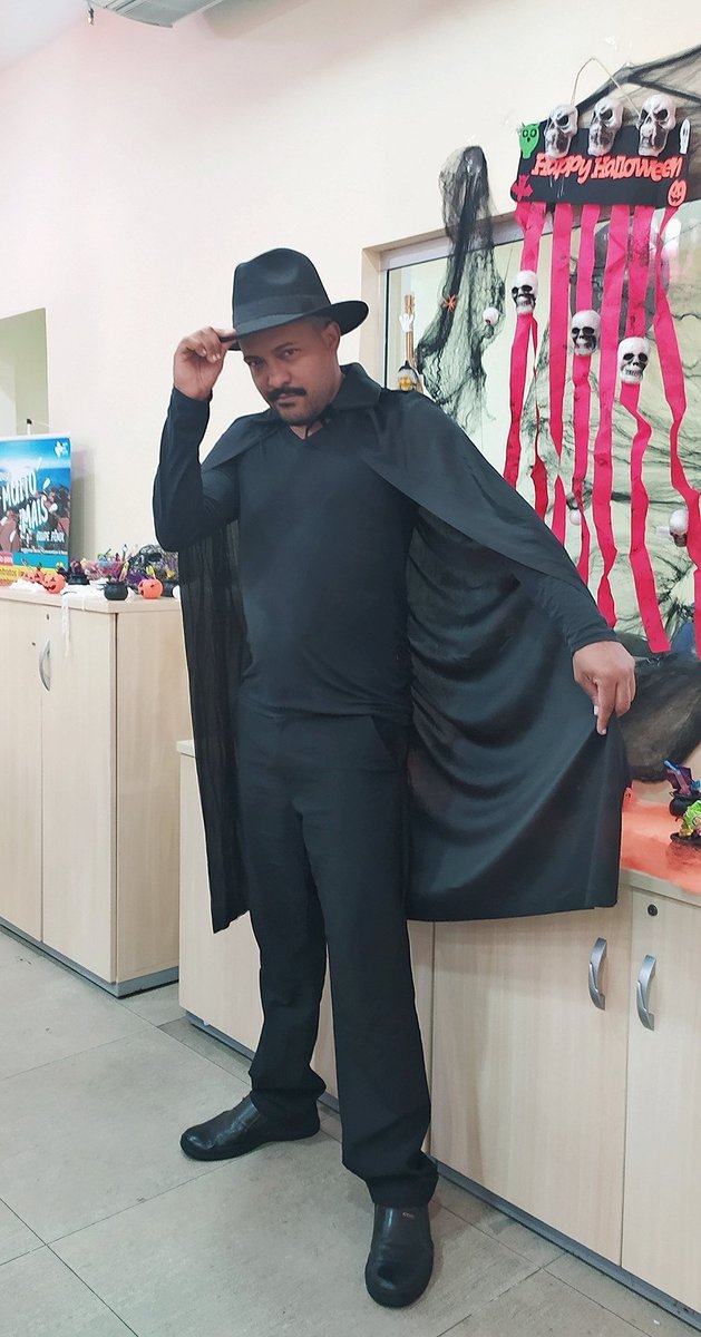 ofcjulimar's tweet photo. Sim... o HOMEM DA CAPA PRETA chegou no Halloween da @corretorunitedclassrj em busca de doces ou travessuras. Ah: e de clientes também!!! 

🎃🧹👺🍬🍭👻

#halloween #docesoutravessuras #workando #trabalharsedivertindo #bear #oso #urso https://t.co/bMx8j2pfMH