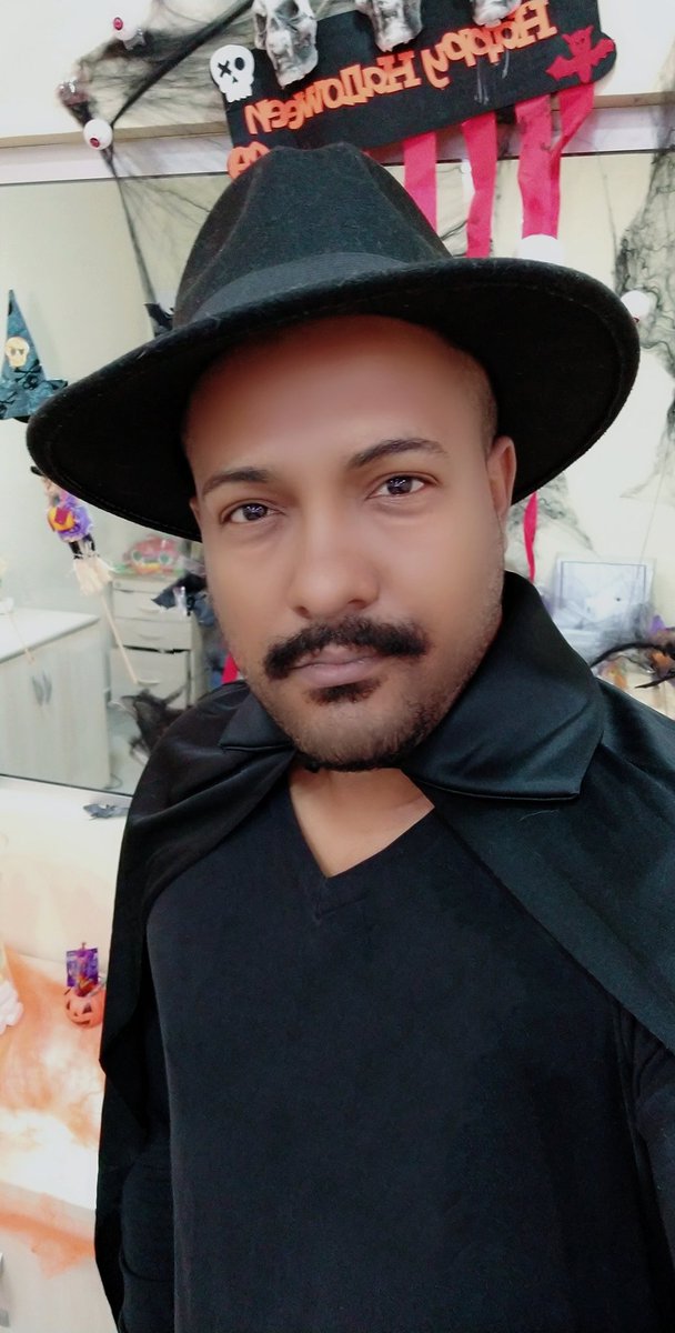 ofcjulimar's tweet photo. Sim... o HOMEM DA CAPA PRETA chegou no Halloween da @corretorunitedclassrj em busca de doces ou travessuras. Ah: e de clientes também!!! 

🎃🧹👺🍬🍭👻

#halloween #docesoutravessuras #workando #trabalharsedivertindo #bear #oso #urso https://t.co/bMx8j2pfMH