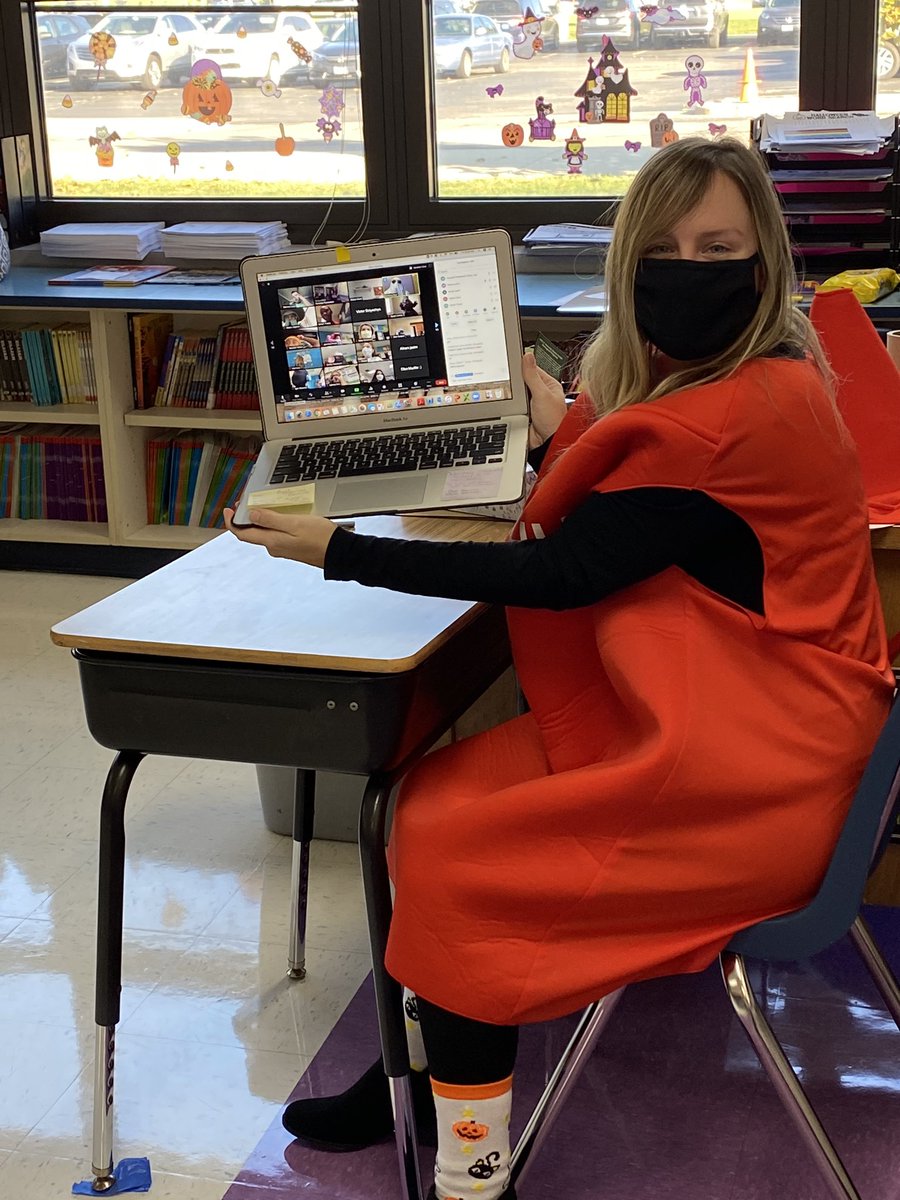 learnandteach04's tweet photo. Making things bright for our @D62ForestElem Ss remote &amp; in-person! #GrowAtFO #Halloween2020 #62workingtogether #62Learns https://t.co/L5mUeMA1EO