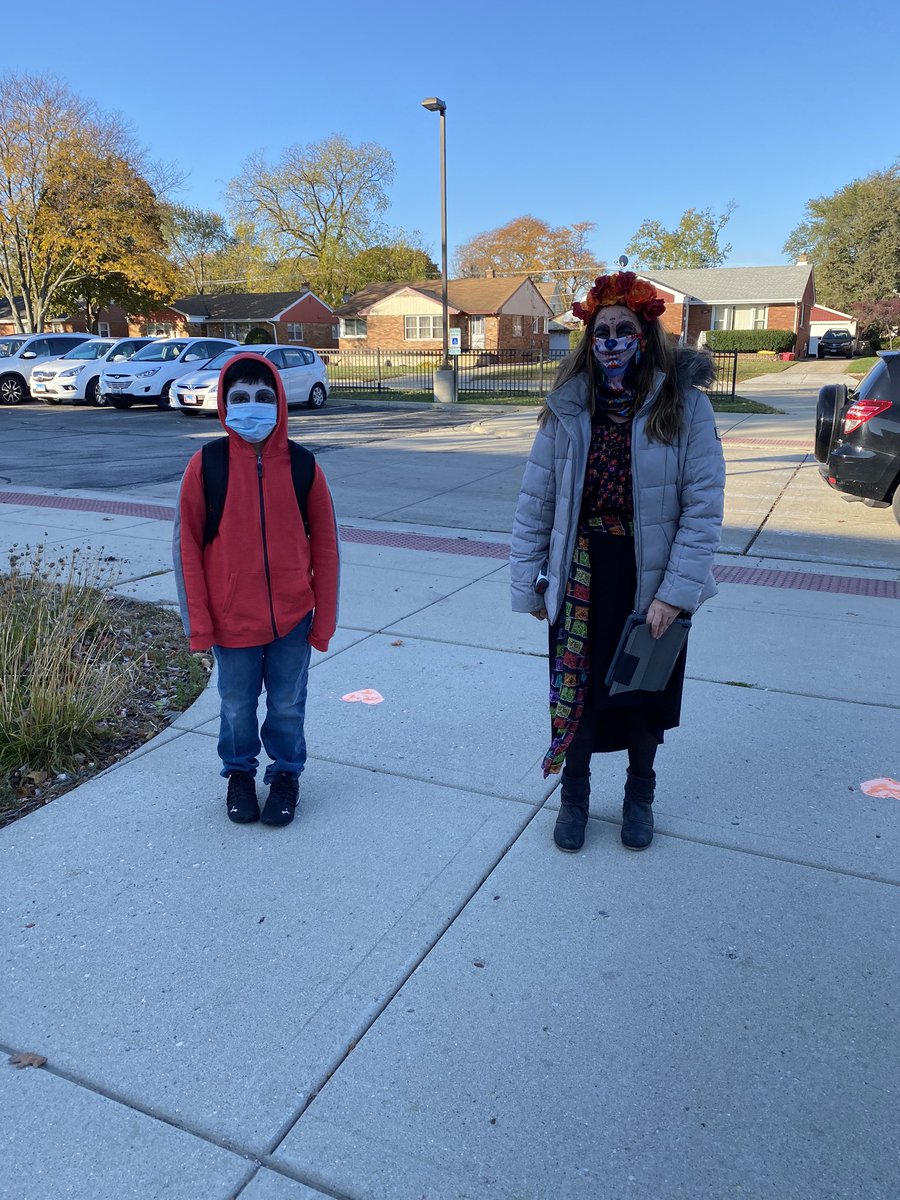 learnandteach04's tweet photo. Making things bright for our @D62ForestElem Ss remote &amp; in-person! #GrowAtFO #Halloween2020 #62workingtogether #62Learns https://t.co/L5mUeMA1EO