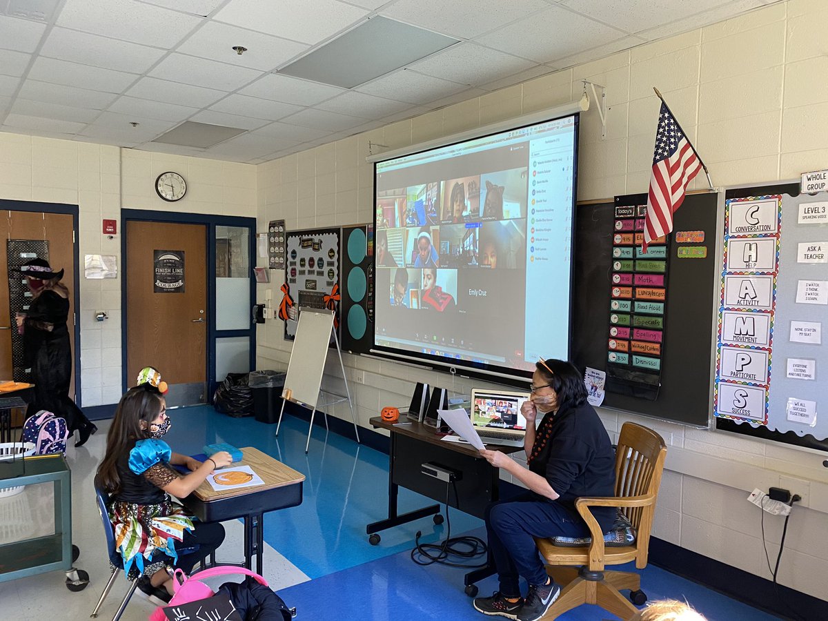 learnandteach04's tweet photo. Making things bright for our @D62ForestElem Ss remote &amp; in-person! #GrowAtFO #Halloween2020 #62workingtogether #62Learns https://t.co/L5mUeMA1EO