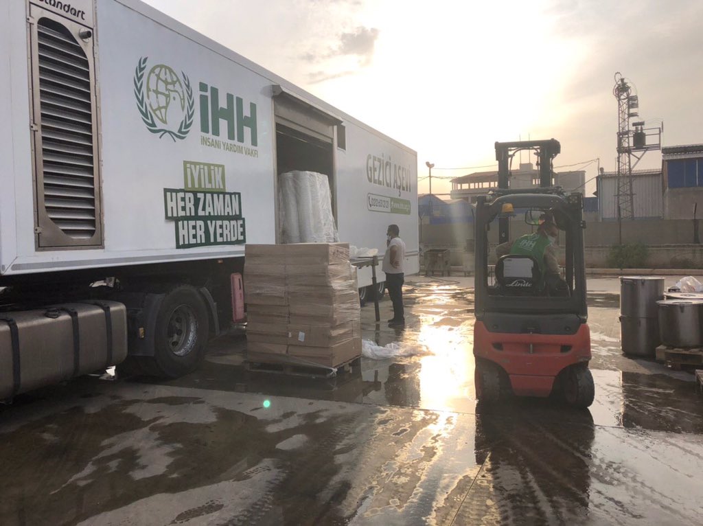 Mobil aşevimiz erzak, battaniye, hijyen ve gıda malzemelerinden oluşan ilk yardım malzemeleriyle Reyhanlı’dan İzmir’e doğru hareket etti. Ayrıca İzmir’de geceyi dışarıda geçirecek vatandaşlarımız için ilk etapta 10 bin kişilik sıcak yemek hazırlanıyor.