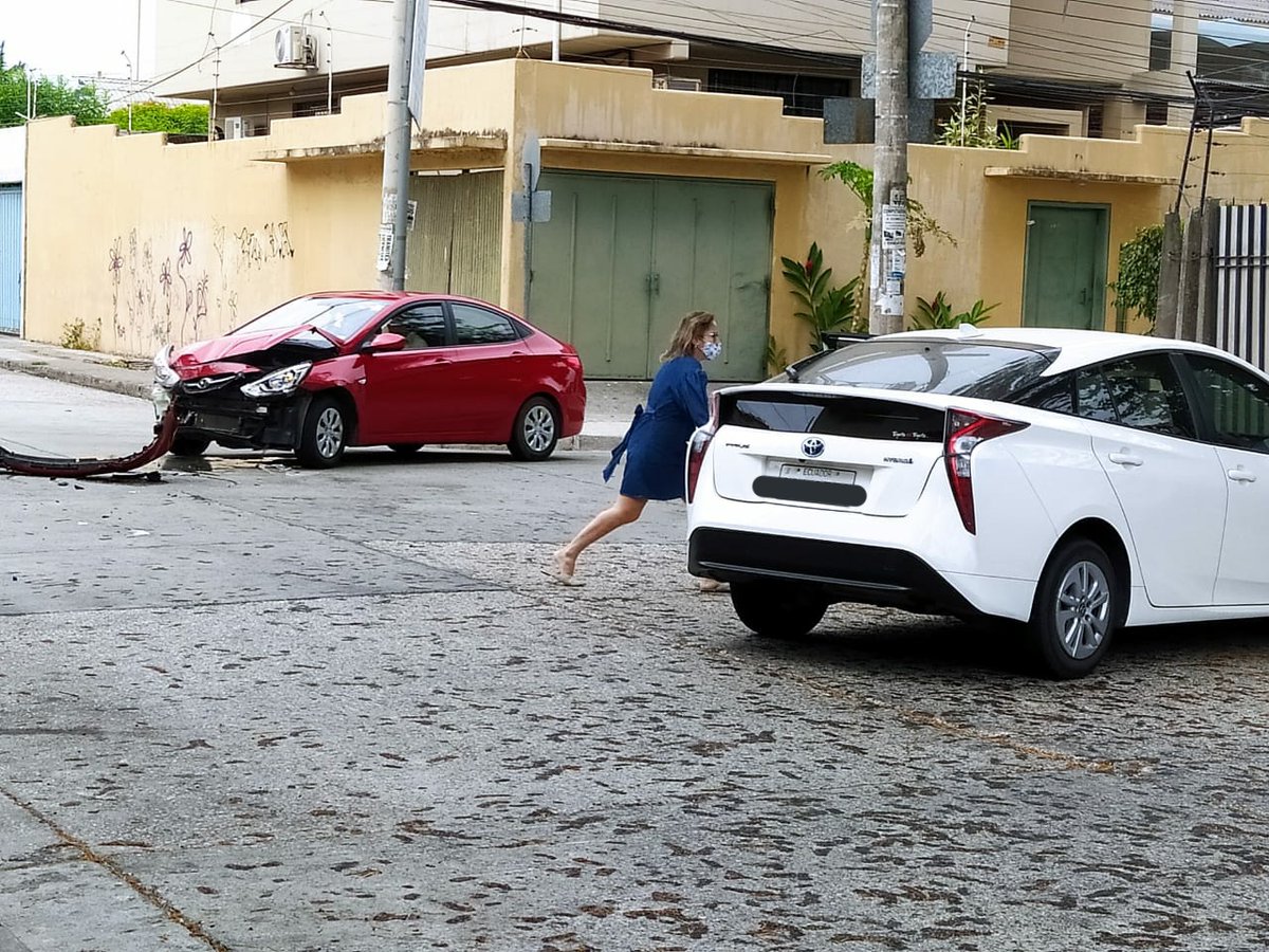 davcansing's tweet photo. Hace pocos momentos un nuevo accidente en la misma interseccion. @cynthiaviteri @VicenteTaianoEC @alcaldiagye @ATM_Transito @Cupsfire_gye @EcuavisaInforma https://t.co/BUyJhDxJEv