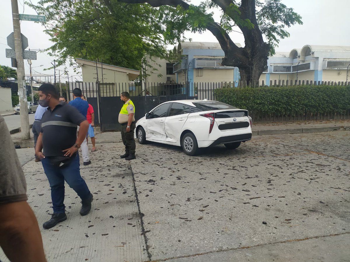 davcansing's tweet photo. Hace pocos momentos un nuevo accidente en la misma interseccion. @cynthiaviteri @VicenteTaianoEC @alcaldiagye @ATM_Transito @Cupsfire_gye @EcuavisaInforma https://t.co/BUyJhDxJEv
