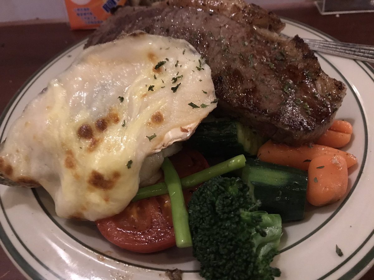 Qbonbon's tweet photo. #StaySafeWhenEatingOut #ThisIsTreatYourselfGoodFriday HK Style Steak with Oyster😋😝 https://t.co/7RhLbyw2TW