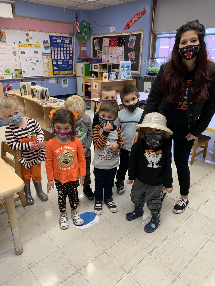 MsJessica_SBES's tweet photo. Happy Halloween! We had a blast creating pumpkins for our door, pumpkin ornaments to take home and taking special pictures with our teachers! Hope everyone stays safe and has fun tomorrow! 🧡 https://t.co/zWNQDuqSmb