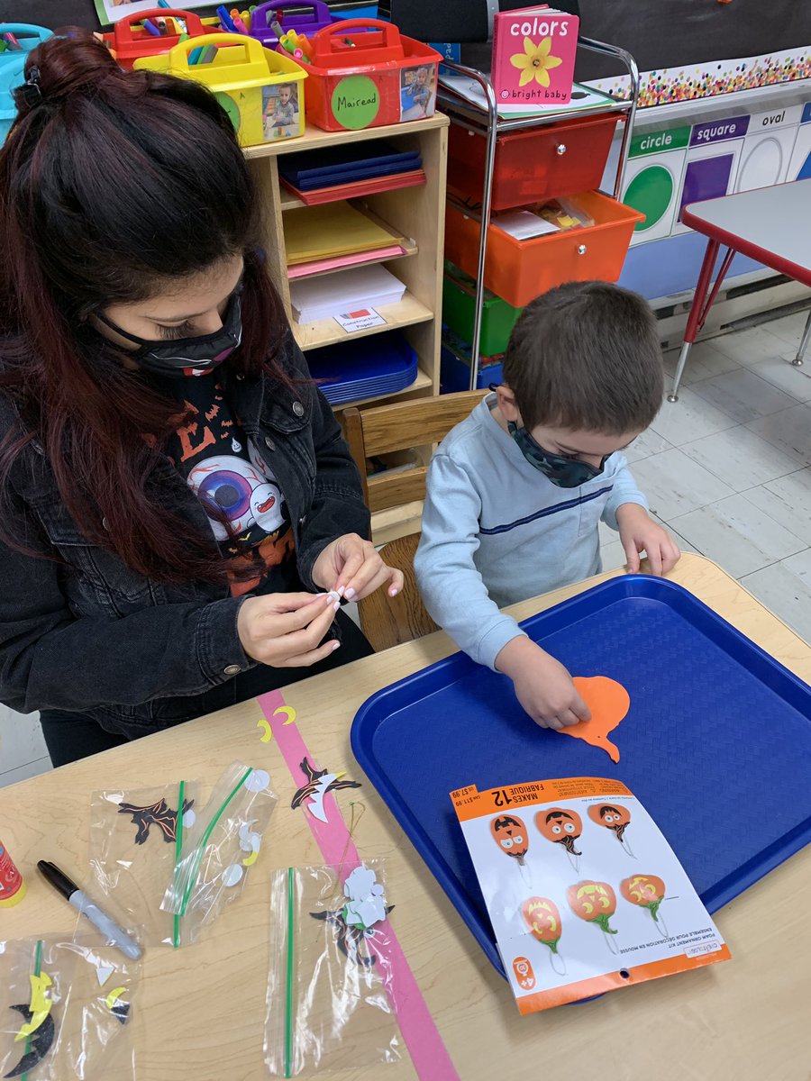 MsJessica_SBES's tweet photo. Happy Halloween! We had a blast creating pumpkins for our door, pumpkin ornaments to take home and taking special pictures with our teachers! Hope everyone stays safe and has fun tomorrow! 🧡 https://t.co/zWNQDuqSmb