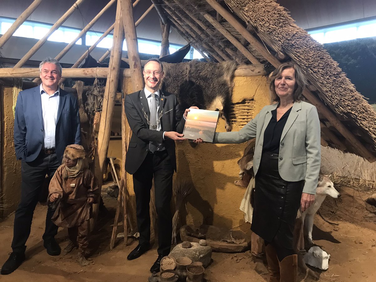 Vanmiddag in ontvangst genomen in <a href="/Hunebedcentrum/">Hunebedcentrum</a> : “De Hondsrug, landschap van eeuwen”, prachtige uitgave met ook veel uit <a href="/gemeenteBO/">Gemeente Borger-Odoorn</a>. Dank <a href="/drentslandschap/">Het Drentse Landschap</a> <a href="/Hondsruggeopark/">DeHondsrugGeopark</a> #aanrader