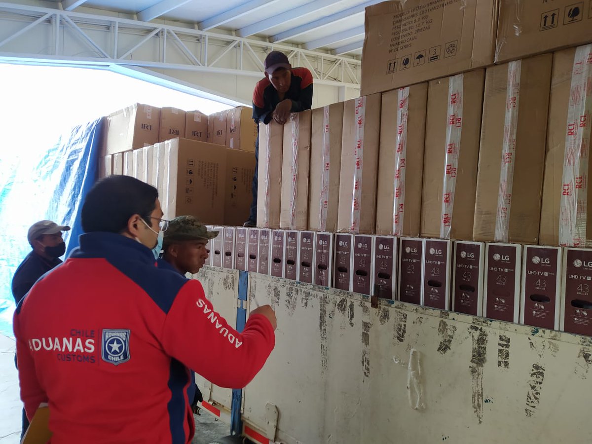 Interceptan camión con contrabando de televisores y celulares en #Colchane. Pretendían sacar mercancías de Chile con documentación distinta a la carga.

Detalles en 👉 ow.ly/7iR750C7cDr

#AduanaTeProtege
<a href="/SubseHacienda/">Subsecretaría de Hacienda</a> 
@MH_Tarapaca 
<a href="/Gore_Tarapaca/">Gobierno Regional Tarapacá</a> 
<a href="/laestrellaiqq/">La Estrella de Iquique</a>