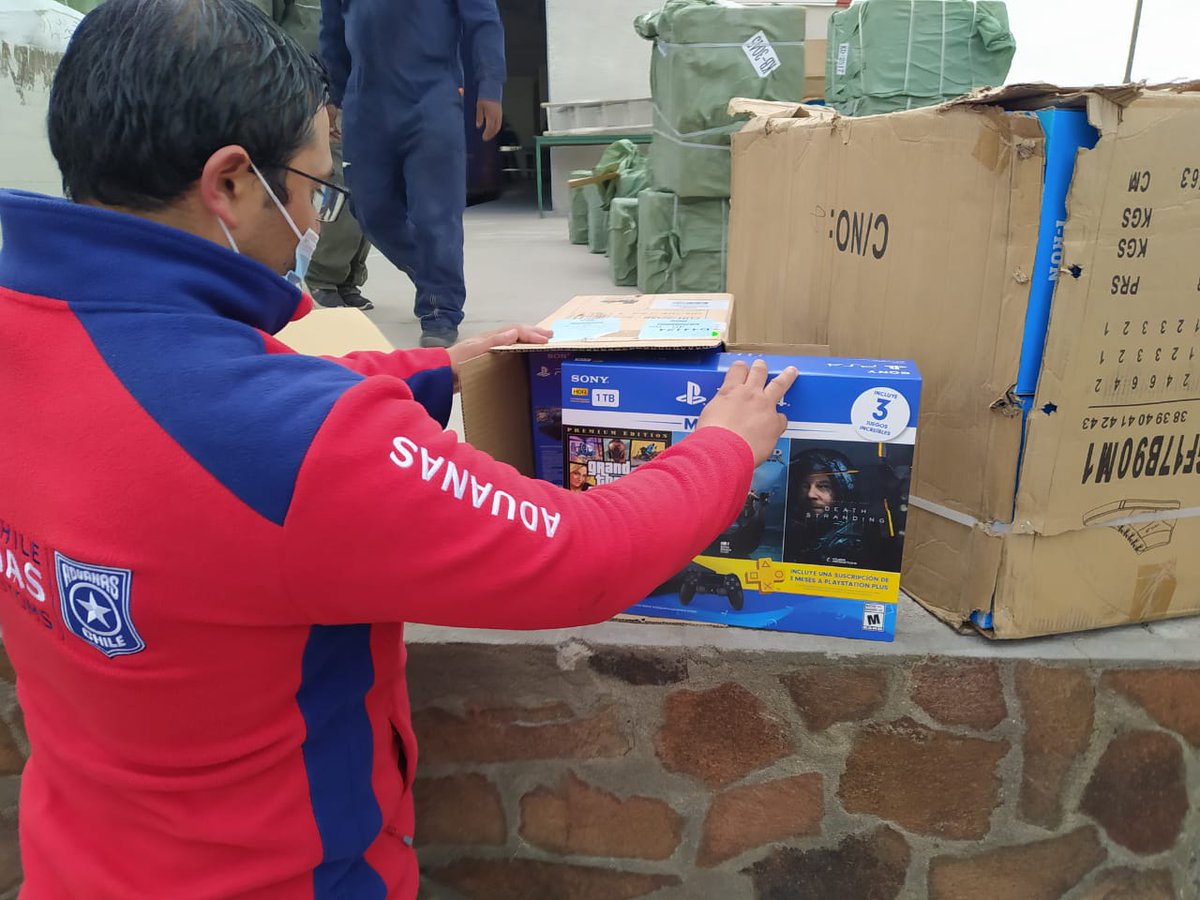 AduanaCL's tweet photo. Interceptan camión con contrabando de televisores y celulares en #Colchane. Pretendían sacar mercancías de Chile con documentación distinta a la carga.

Detalles en 👉 https://t.co/lJI25QzN6t

#AduanaTeProtege
@SubseHacienda 
@MH_Tarapaca 
@Gore_Tarapaca 
@laestrellaiqq https://t.co/zObB2p4ZfN