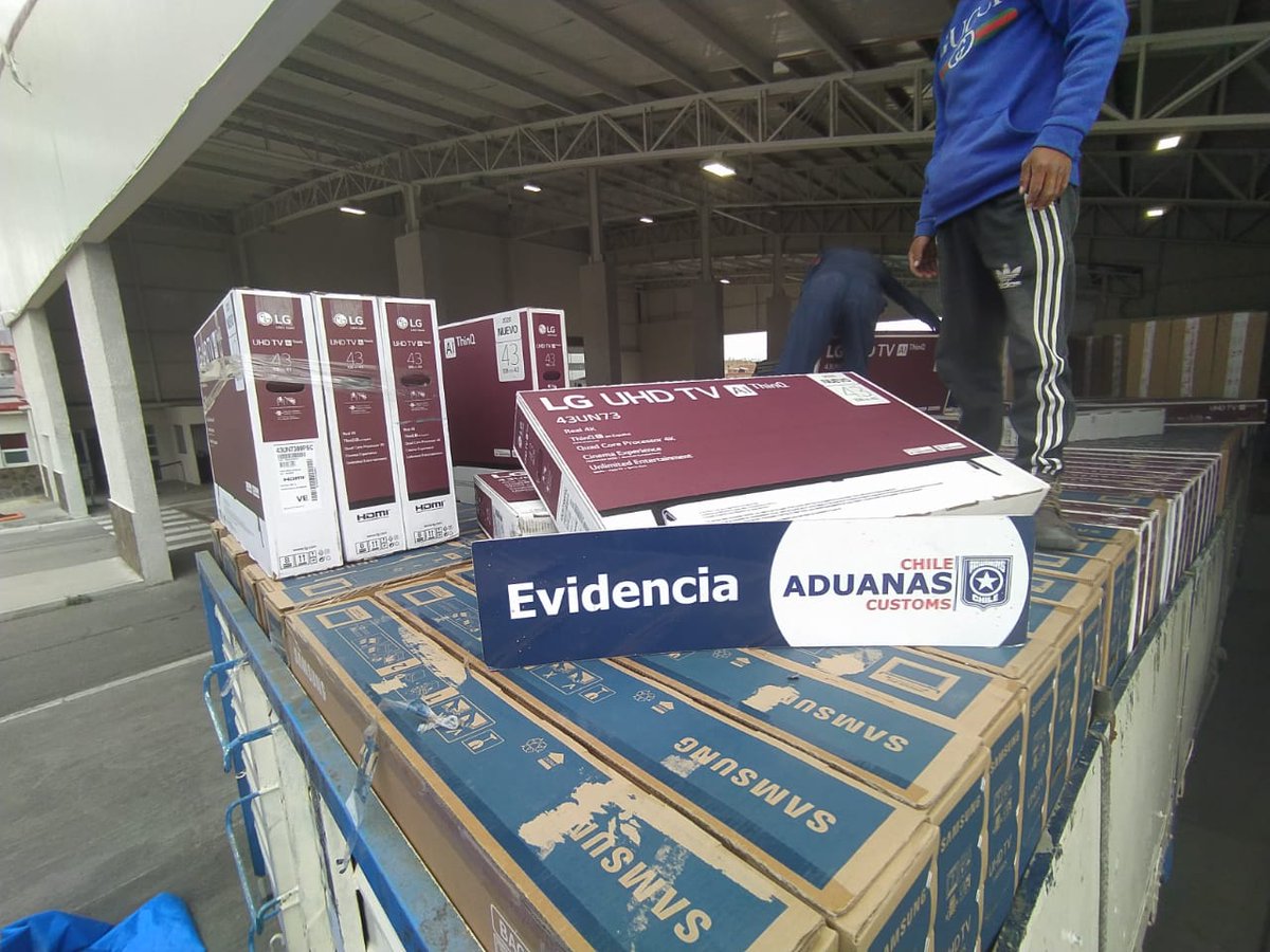 AduanaCL's tweet photo. Interceptan camión con contrabando de televisores y celulares en #Colchane. Pretendían sacar mercancías de Chile con documentación distinta a la carga.

Detalles en 👉 https://t.co/lJI25QzN6t

#AduanaTeProtege
@SubseHacienda 
@MH_Tarapaca 
@Gore_Tarapaca 
@laestrellaiqq https://t.co/zObB2p4ZfN