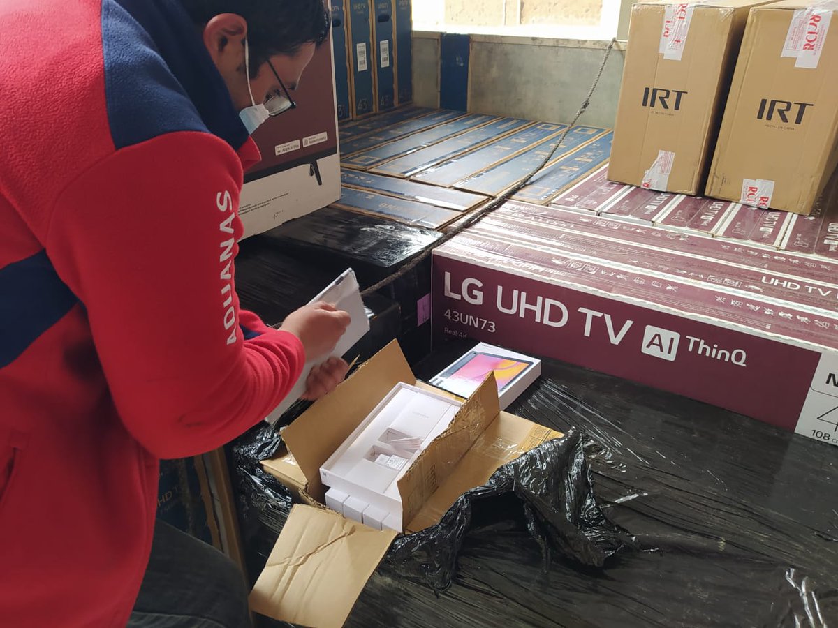 AduanaCL's tweet photo. Interceptan camión con contrabando de televisores y celulares en #Colchane. Pretendían sacar mercancías de Chile con documentación distinta a la carga.

Detalles en 👉 https://t.co/lJI25QzN6t

#AduanaTeProtege
@SubseHacienda 
@MH_Tarapaca 
@Gore_Tarapaca 
@laestrellaiqq https://t.co/zObB2p4ZfN
