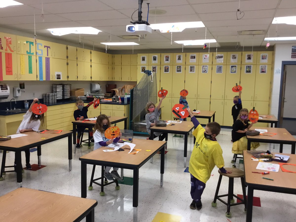 BerthLovesART's tweet photo. @kbk_mrs Happy Halloween #artatkbk B day artists finish warm colored JackOLanterns! #kbk302 https://t.co/7hStzNv9Pq