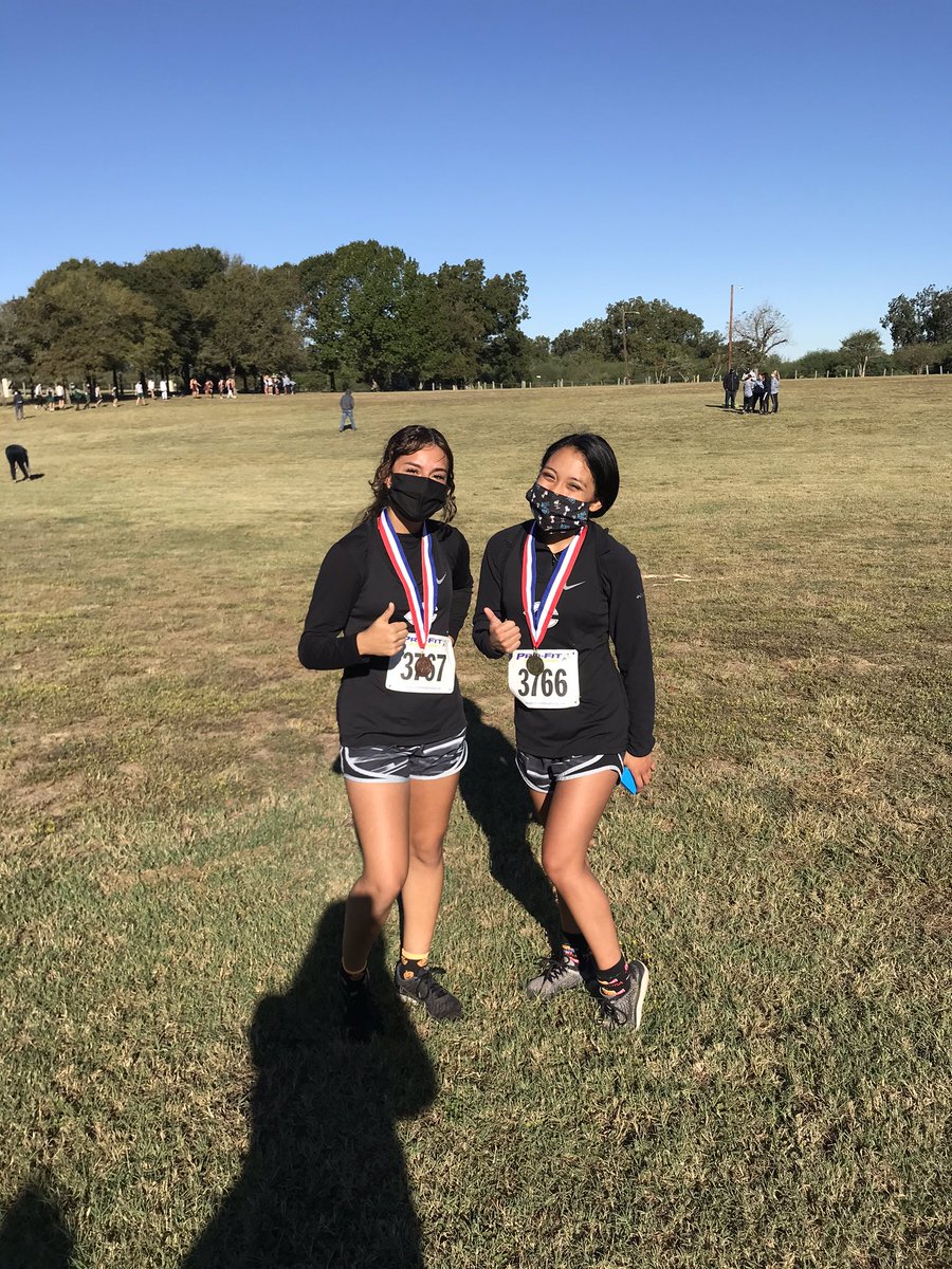 What an amazing morning to get two medals 🏅 !! First place medal with Jaquelin Lara, and a 4th place medal with Itzel Luna ! Good job girls!