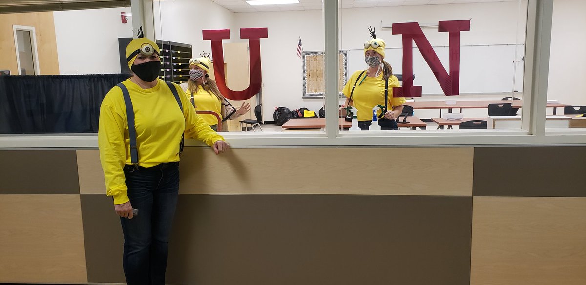 shellcroff's tweet photo. "Hey look, there's Minions!" 🌻🦅 #BetterTogether @HausLanda https://t.co/GisSWEEgVX