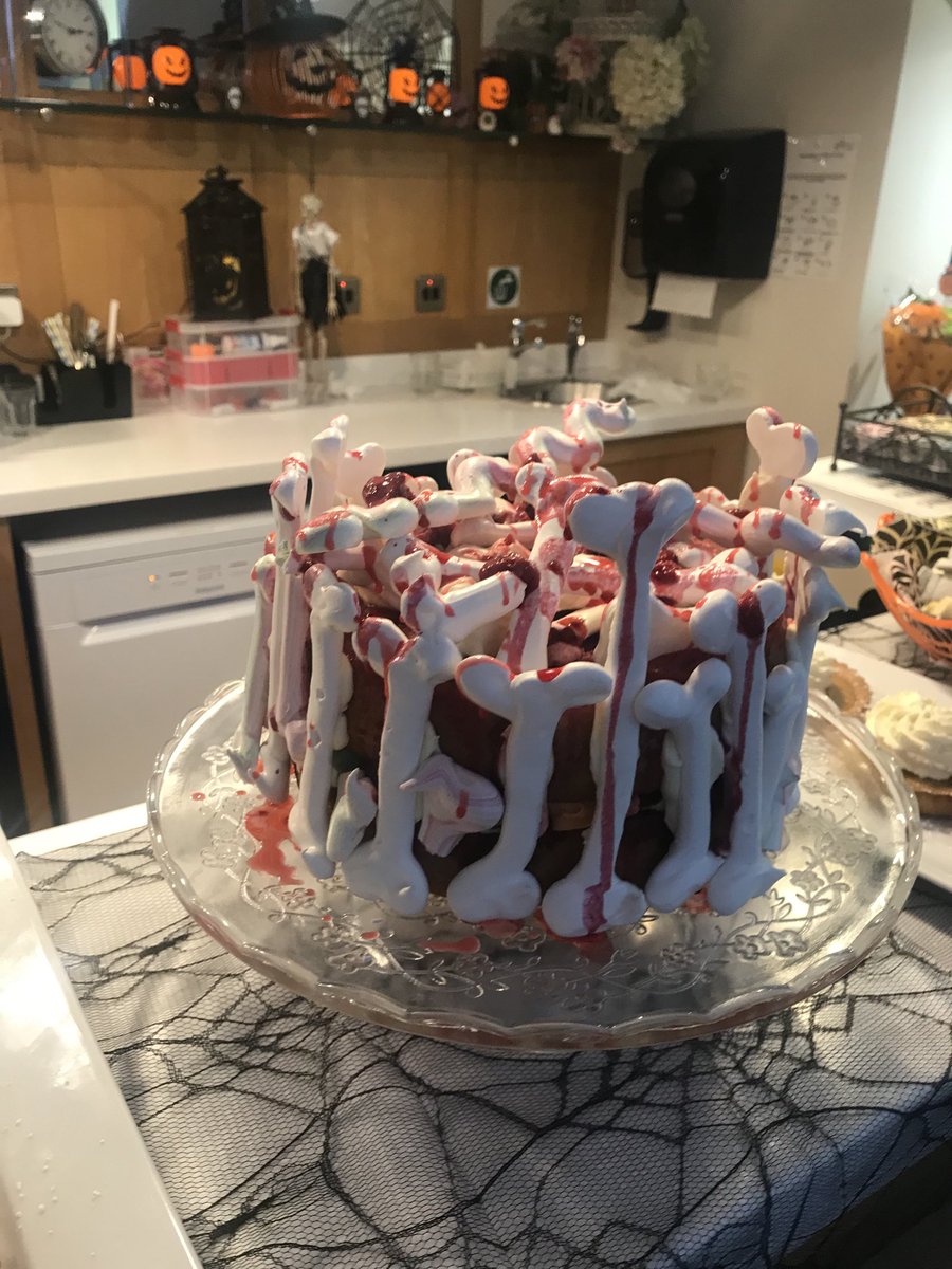 andreab475's tweet photo. What an amazing job our Head Chef Sam did of creating Halloween treats today! #HappyHalloween #Partytime #GracewellOfMaidsMoreton ⁦@GracewellHealth⁩ @TantaS20 https://t.co/n4UYFcCl3I