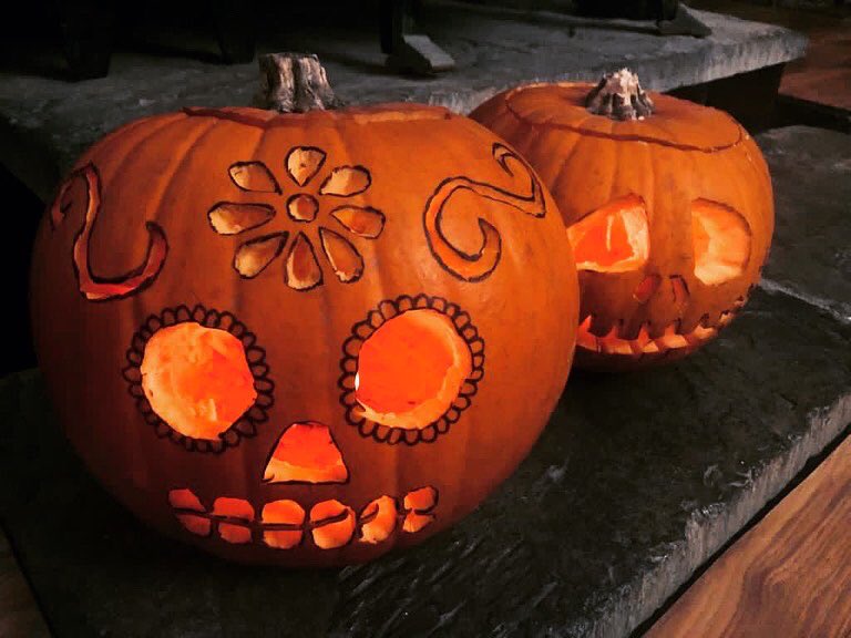WeAreTopBanana's tweet photo. To round off our spooky week ๐ธ๏ธ we're sharing our best #Pumpkinpics for Halloween ๐ We may not all be celebrating tomorrow with trick or treating and get togethers but it hasn't stopped our team from going all out with their decor ๐ปHave an awesome #halloween ๐ #wearetopbanana https://t.co/ygSeRLsVmX
