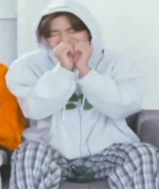 amruwithluv's tweet photo. taetae laughed and my uwu machine broke instantly 🥺🥺

#BTSOnNDTV  #BTSArmyIndia https://t.co/Ww95VHXcb9