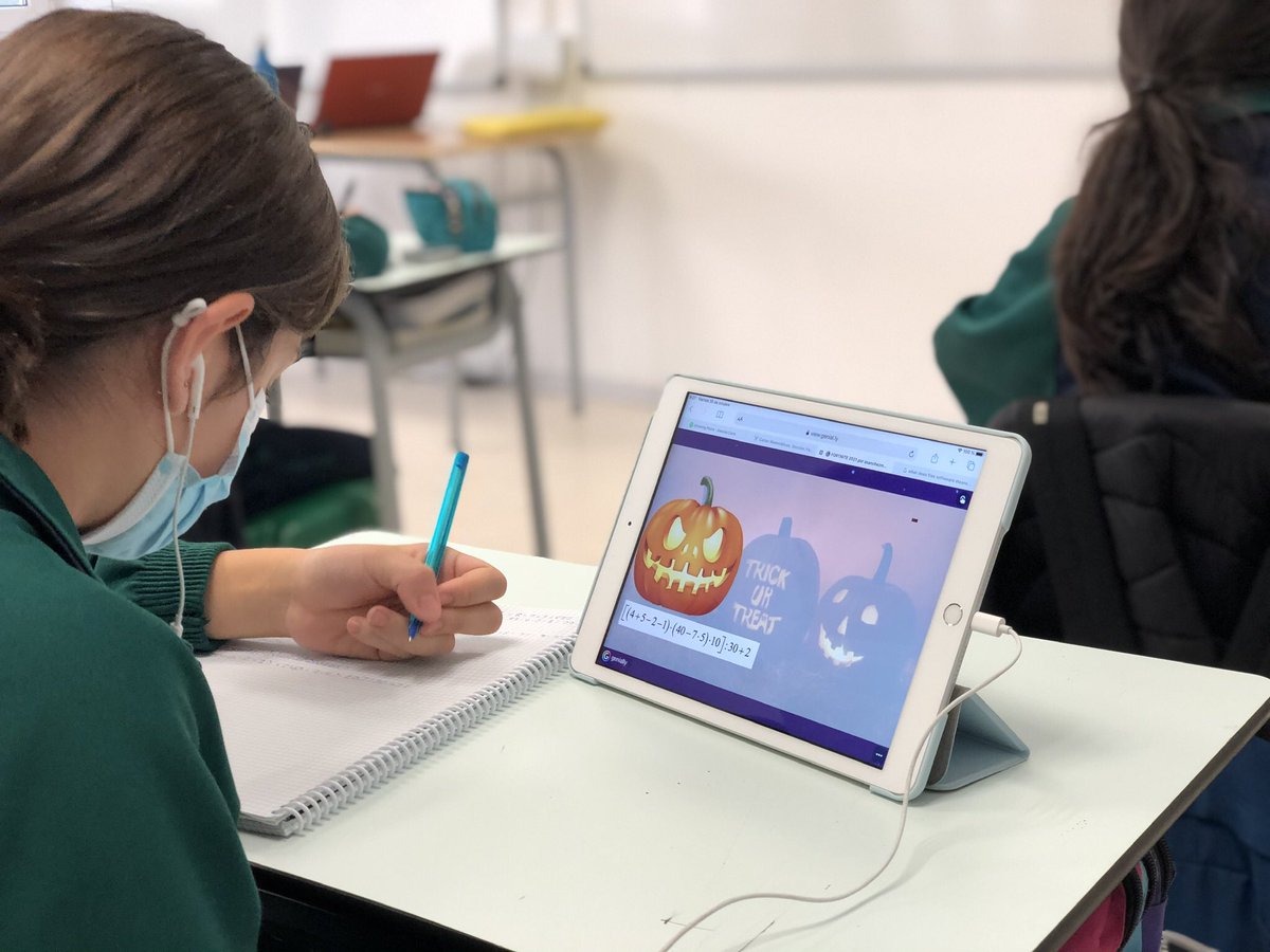 asanchez_hbs's tweet photo. Truco o Trato. Operaciones combinadas en 1º ESO. 🎃 👻 @Humanitastc @genially_es @GenialCon #gamificación #gamification https://t.co/Afn1RqHzqW