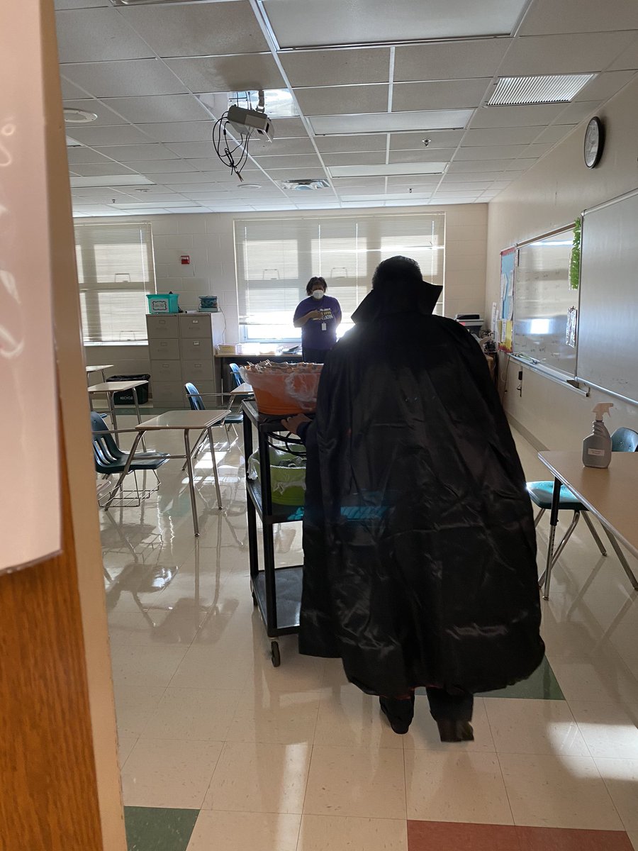 Thank you DeBary Dunkin’ Donuts for helping provide spooktacular Halloween treats for Dracula to deliver to our 8th grade teachers <a href="/RSMSGATORS/">River Springs MS</a>