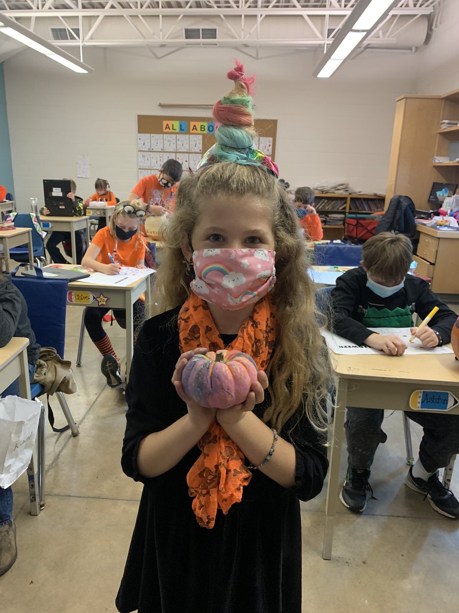 CVerkuyl's tweet photo. Some wacky hair an great pumpkin decorations! #waytogo3/4 https://t.co/lH5s57qemr