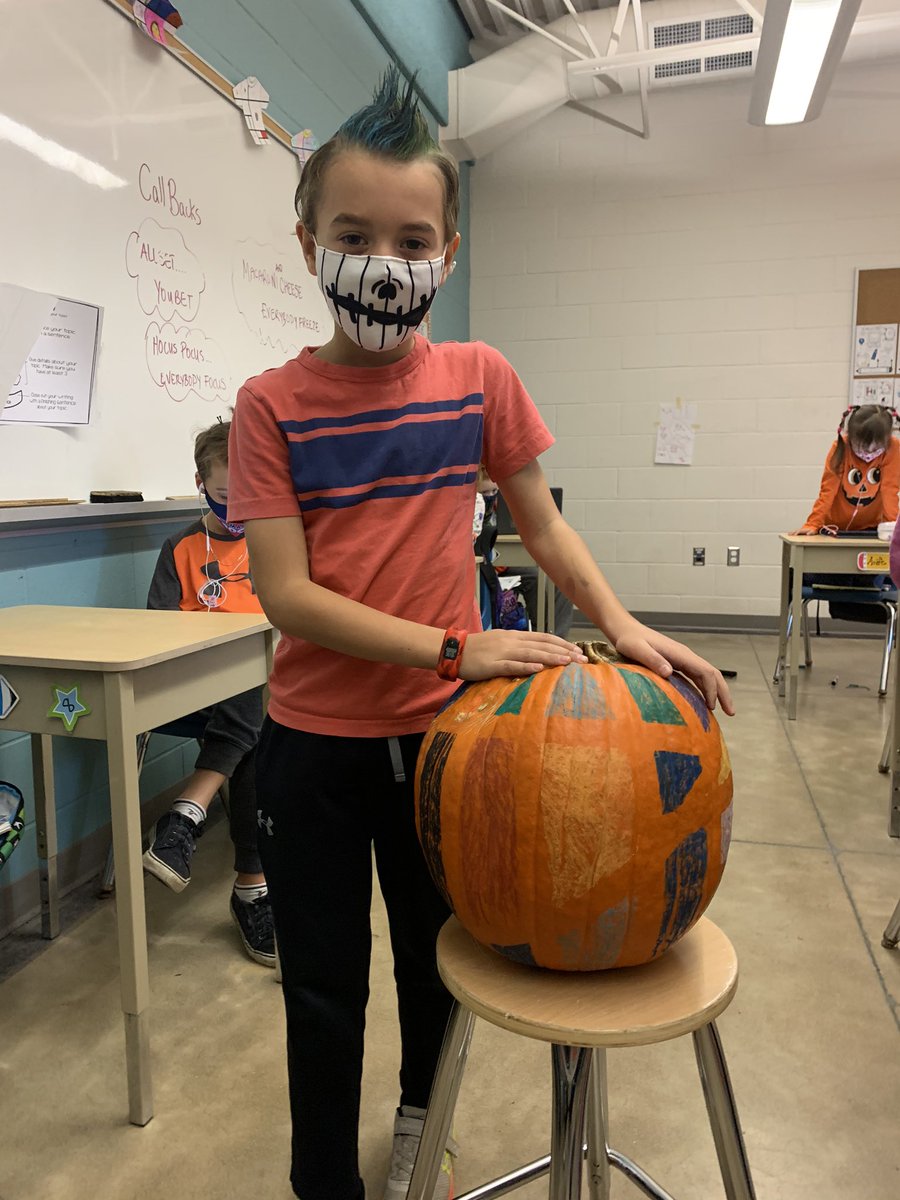 CVerkuyl's tweet photo. Some wacky hair an great pumpkin decorations! #waytogo3/4 https://t.co/lH5s57qemr