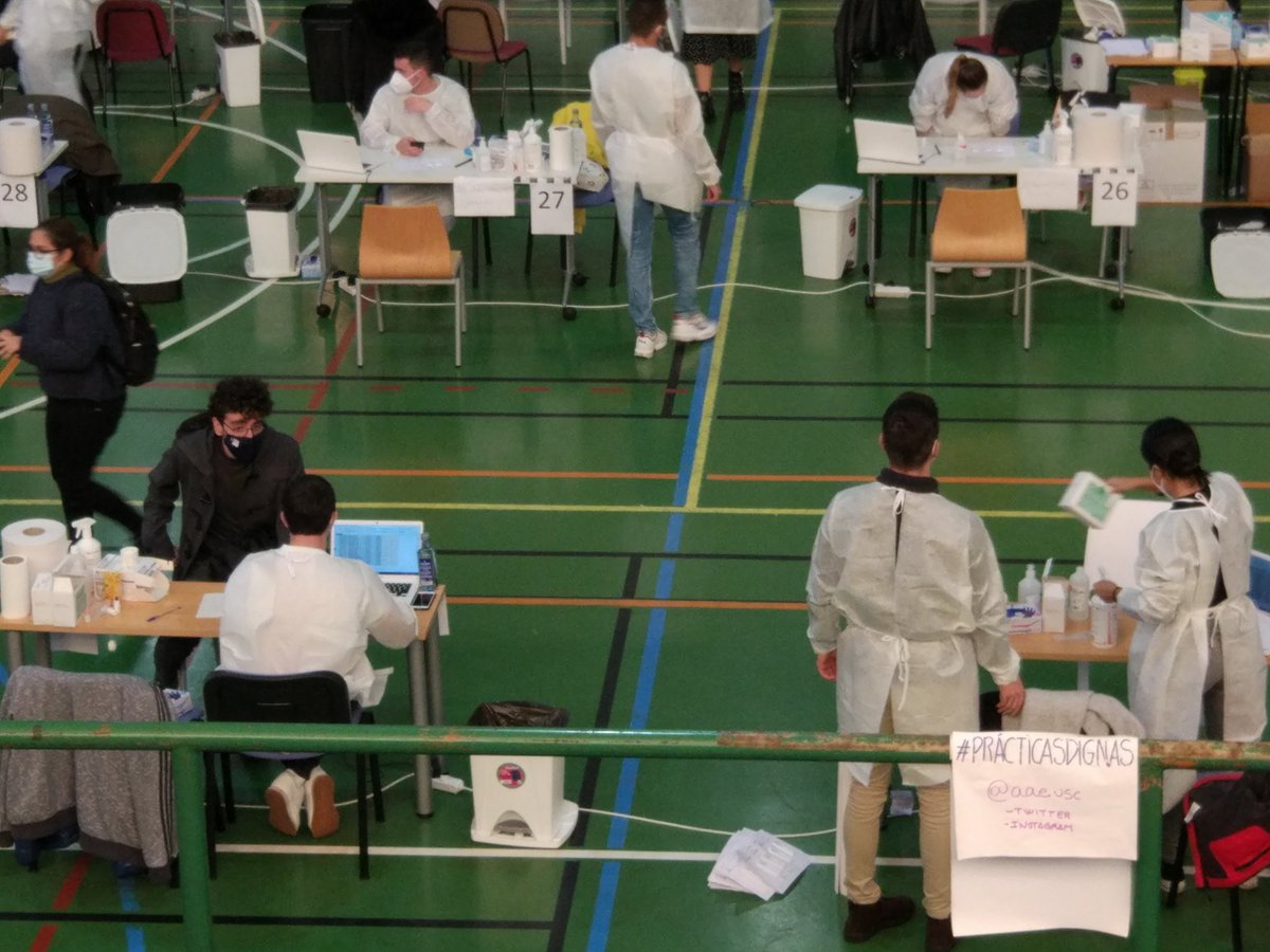 Estas rapazas e rapaces están desenvolvendo un traballo profesional de maneira non remunerada e poñendo en risco a súa saúde pola de todos. O traballo feito aquí demostra que unhas #practicasdignas son posibles 💪

#PorUnhaUSCDigna <a href="/aae_usc/">Asamblea de Enfermería</a>