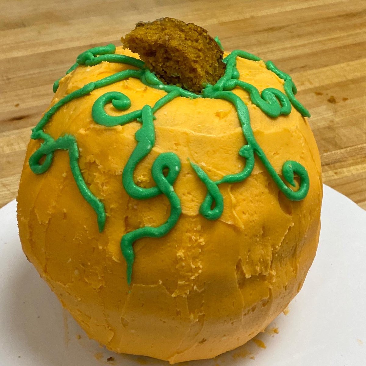 OhioProStart's tweet photo. FALLing 🍂 for these #spookyszn treats made by Wayne County Schools Career Center &amp; @liveoakscareercampus !! Pumpkin 🎃 spice cakes, Carmel apples 🍏 &amp; Apple pie 🥧 😋 @ohiorestaurant @prostartprogram #ohioprostart #madeinprostart https://t.co/Ct9bbSdLYi