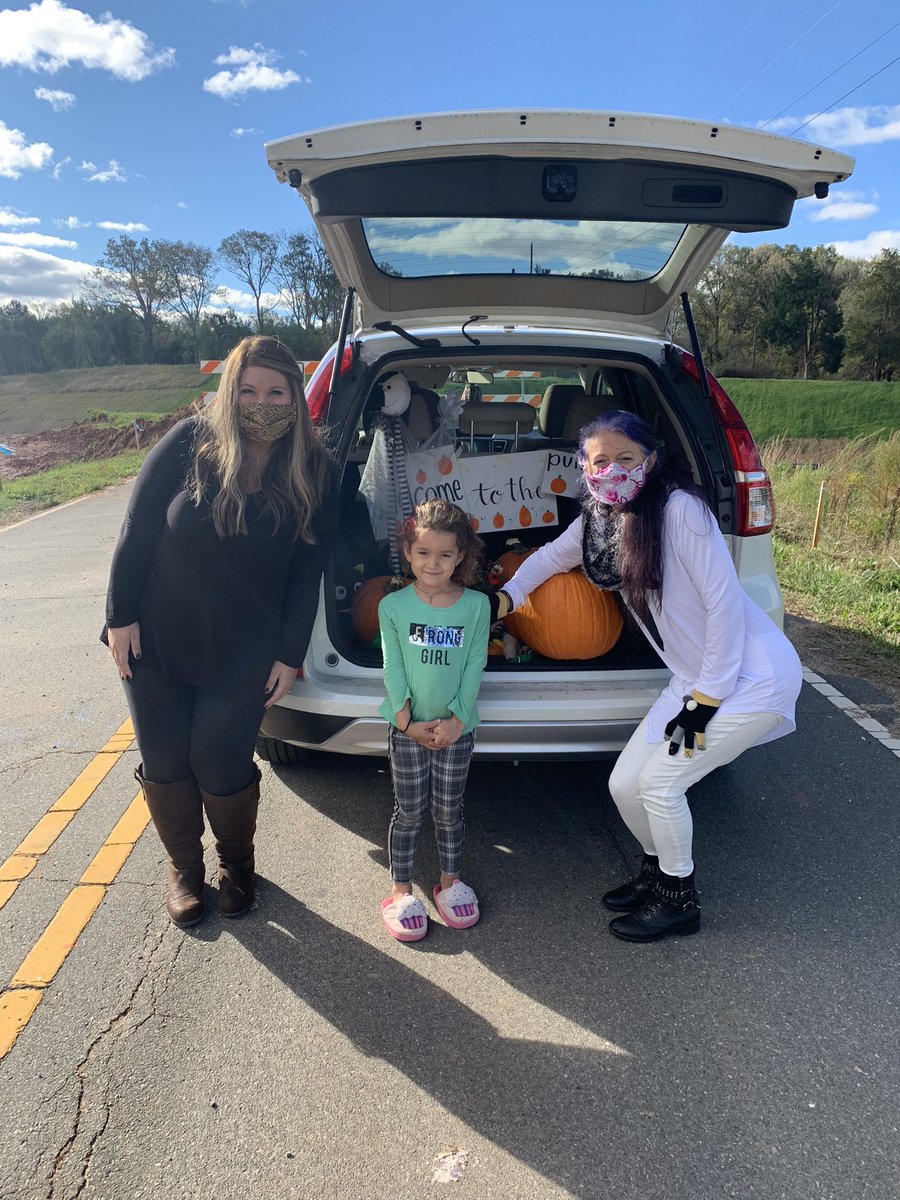 MrsTruesCrew's tweet photo. The traveling pumpkin patch made its way across town this morning! We LOVED meeting our kids and families! @DiggsLatham https://t.co/zuP43Szb7K