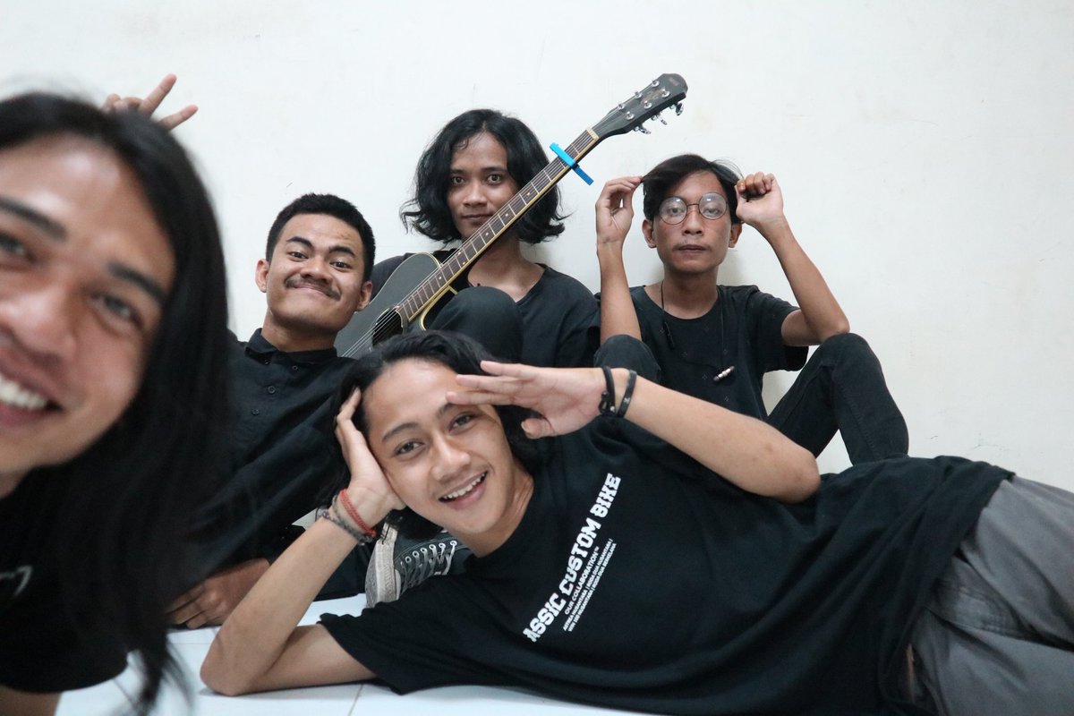 PrimaSaestu's tweet photo. Hormat atas segala kesalahan yang di benarkan, Tuhan maha adil jadi tetap tenang, suatu saat ada waktunya. wahahaha. https://t.co/aEKPAiPYm9