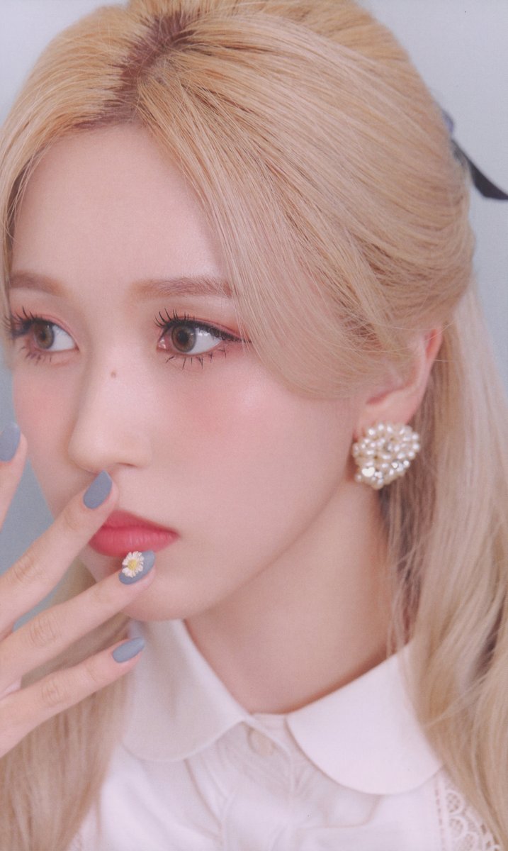 SCAN] TWICE 2nd full album Eyes wide open Photobook (ver. Retro