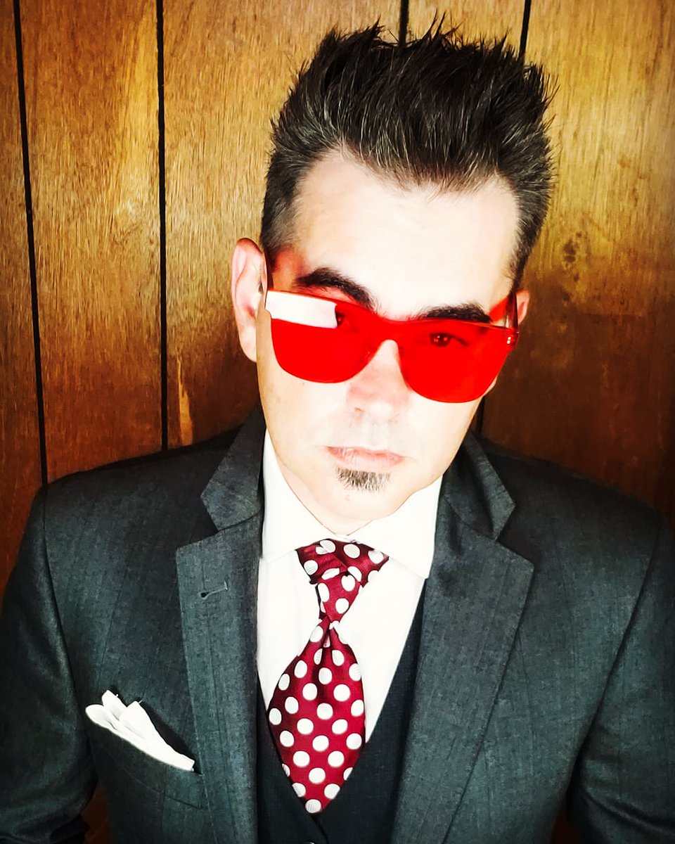 WorldOfJoeRiggs's tweet photo. Paint the town what? Playing with loud looks and accessories for my #halloween shows. But I'm digging these glasses for real!  #selfie #Halloween #happyhalloween🎃 #Suits #suit #suitstyle #mensfashion #mensstyle #style #fashion #mentalist #magician #halloweencostume https://t.co/gJjdwaYUzs