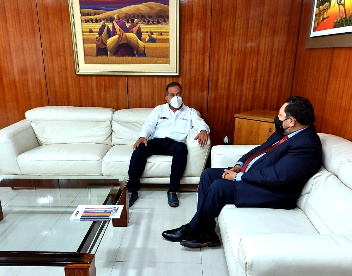 El Gobierno Regional recibirá en afectación en uso parte de las instalaciones de la base policial de Challhuahuacho para la atención en Salud de pacientes NO COVID de la provincia de Cotabambas. Se trata de Derechos