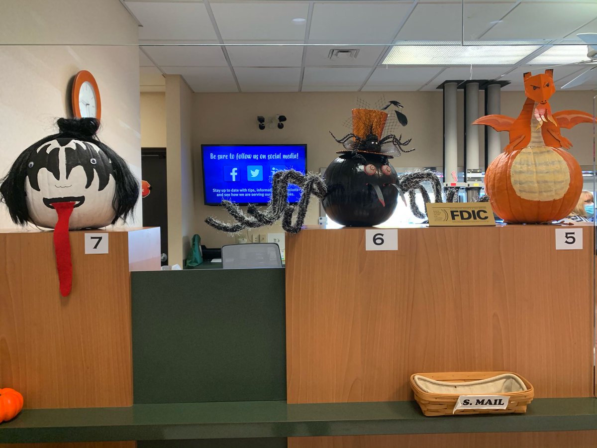 CentierBank's tweet photo. #Halloween Pumpkins on parade at #CentierBank:
#FunAtCentier #Halloween2020 #PumpkinDecorating #HalloweenDecorating https://t.co/NEL0C5Ni9f