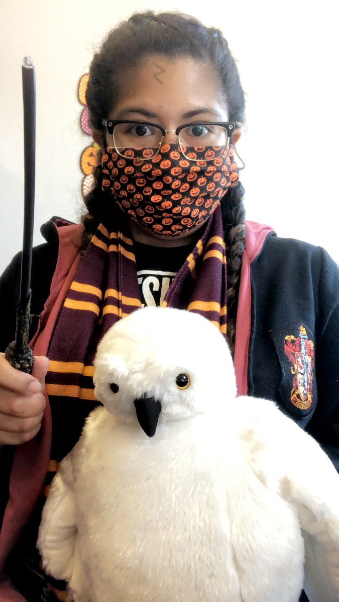 CozyByCastillo's tweet photo. Time for #CMOTD !!!! (Cloth mask of the day. Today’s is jack-o-lanterns matched up with my my costume for the day #mischiefmanaged #harrypotter #halloween #hedwig #lumos https://t.co/R9scXyCGIe