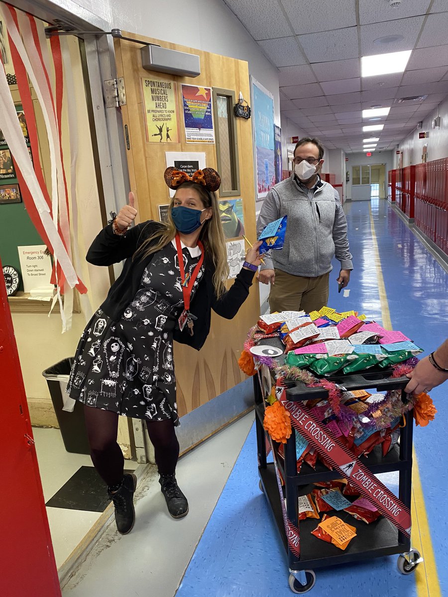 Laura_Godlesky's tweet photo. Woot-Woot Wagon! Spreading cheer and snacks to a staff thatβs βAll that and a bag of chips!β #kpspride https://t.co/bjvg3PoDPW