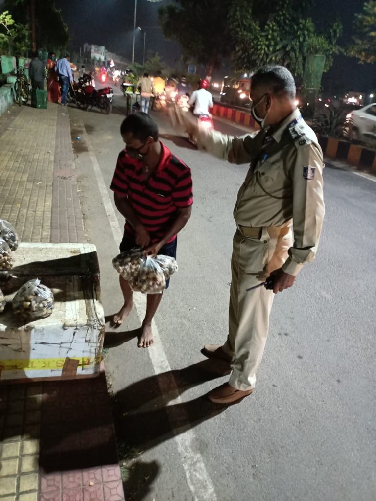 dcp_cuttack's tweet photo. Our #TrafficEnforcementDrive is in progress today at Jobra and nearby locations of the city against encroachment and unauthorised parking to ensure free flow of Traffic regulations in the ensuing festive occasion. #ObeyTrafficRules. @CMO_Odisha @homeodisha @DGPOdisha https://t.co/aSE48jvsaY