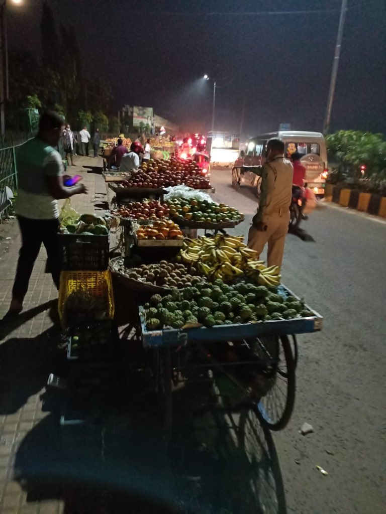 dcp_cuttack's tweet photo. Our #TrafficEnforcementDrive is in progress today at Jobra and nearby locations of the city against encroachment and unauthorised parking to ensure free flow of Traffic regulations in the ensuing festive occasion. #ObeyTrafficRules. @CMO_Odisha @homeodisha @DGPOdisha https://t.co/aSE48jvsaY