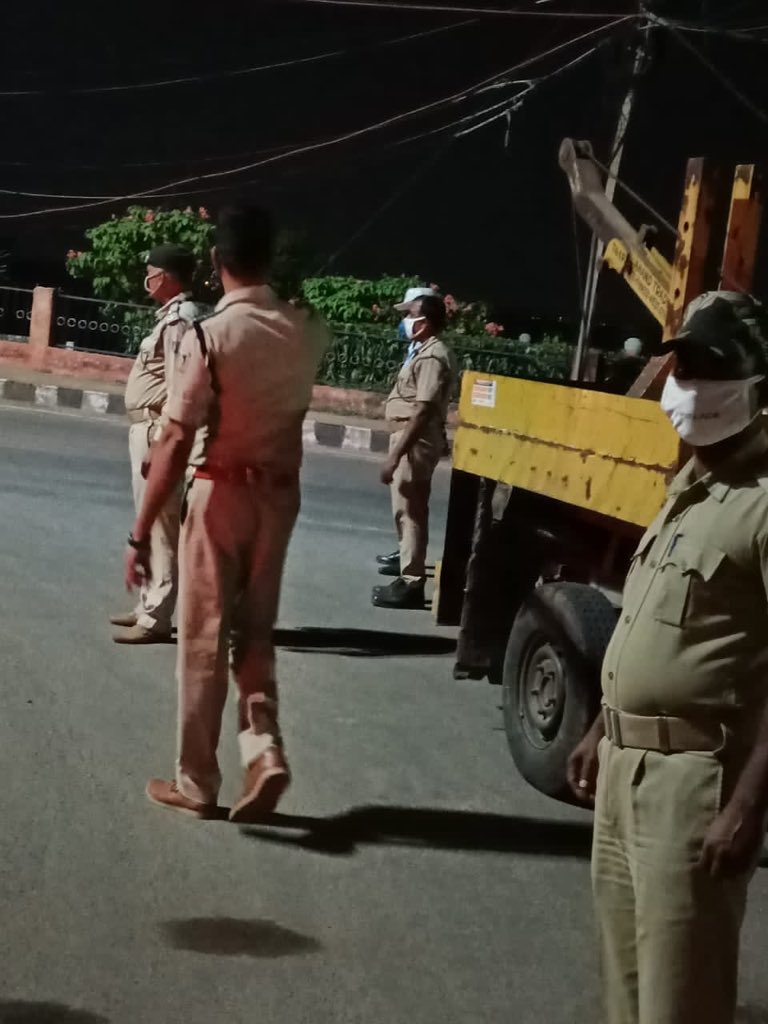 dcp_cuttack's tweet photo. Our #TrafficEnforcementDrive is in progress today at Jobra and nearby locations of the city against encroachment and unauthorised parking to ensure free flow of Traffic regulations in the ensuing festive occasion. #ObeyTrafficRules. @CMO_Odisha @homeodisha @DGPOdisha https://t.co/aSE48jvsaY