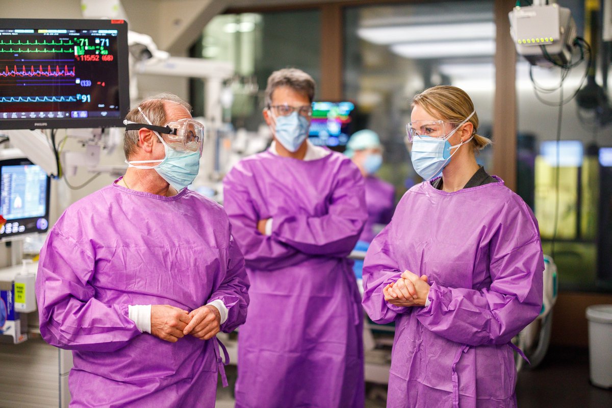 Regierungsrätin <a href="/NatalieRickli/">Natalie Rickli</a> zu Besuch am USZ

RR Natalie Rickli hat gestern Abend das USZ besucht. CEO Gregor Zünd hat ihr bei einem Rundgang durch den #Notfall, die #Bettenstation und die #Intensivstationen die Arbeit des USZ bei der Behandlung von COVID-19-Patienen gezeigt.