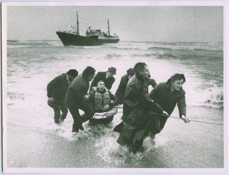 The wet & wild weather prompted us to look to our shipwreck collection this #photofriday - this powerful image is of the rescue of a crewman from the Nurzec, a Polish trawler wrecked off Aberdeen in 1974.
#shipwreck #sea #rescue #photography #archives #exploreyourarchive https://t.co/ZhkdgkOW5x