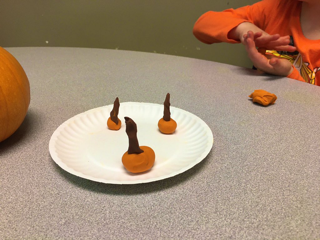 JenLoveday's tweet photo. Halloween in #FDK @owl_4_FDK @LKDSB @WCPSBulldogs https://t.co/aGMIrfN6xo