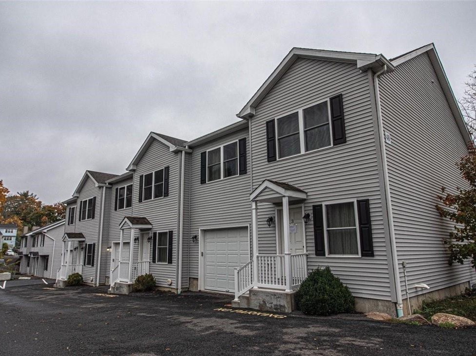 ✨ It's #FeaturedListingFriday ✨
This 3 bed, 2.5 bath in #Danbury, #CT is now on the market for $2,500/month!
The #townhouse is walking distance from the Danbury Fair Mall and plenty of restaurants and markets 🛍️
Contact Richard S De Souza or Juliana Lima at (203) 300-2893 https://t.co/ABjQbLlg1r