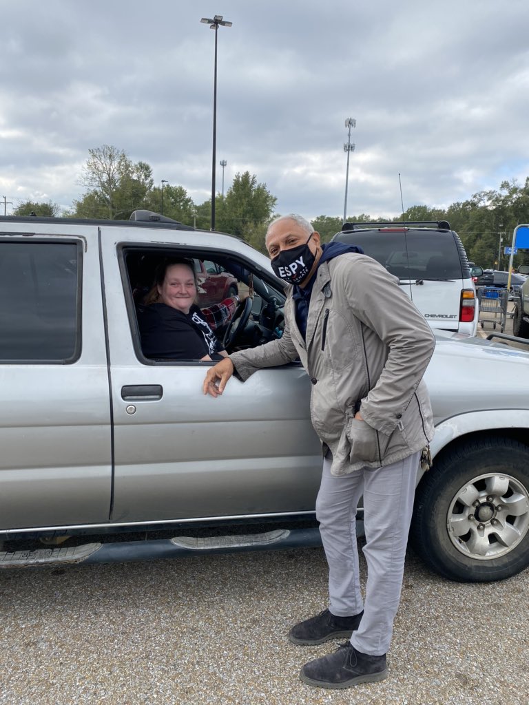 getanespy's tweet photo. Columbus pit stop. Ran into some #TeamESPY folks @MikeEspyMS #EspyForSenate #MomentuminMississippi 🚌🚌🚌 https://t.co/nOertHwW1f