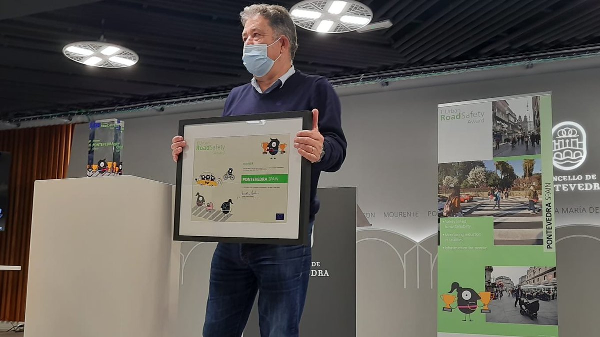 Pontevedrate's tweet photo. #Actualidade Hoxe presentamos en público o premio que nos foi outorgado pola @EU_Commission este pasado mes de marzo. 🏆

➡️ O premio Urban Road Safety Award recoñece o modelo de seguridade vial da cidade de #Pontevedra. 🚶‍♀️🚶‍♂️

#Pontevédrate #ModeloDeCidade #MobilityWeek https://t.co/OLUvoi6o1a
