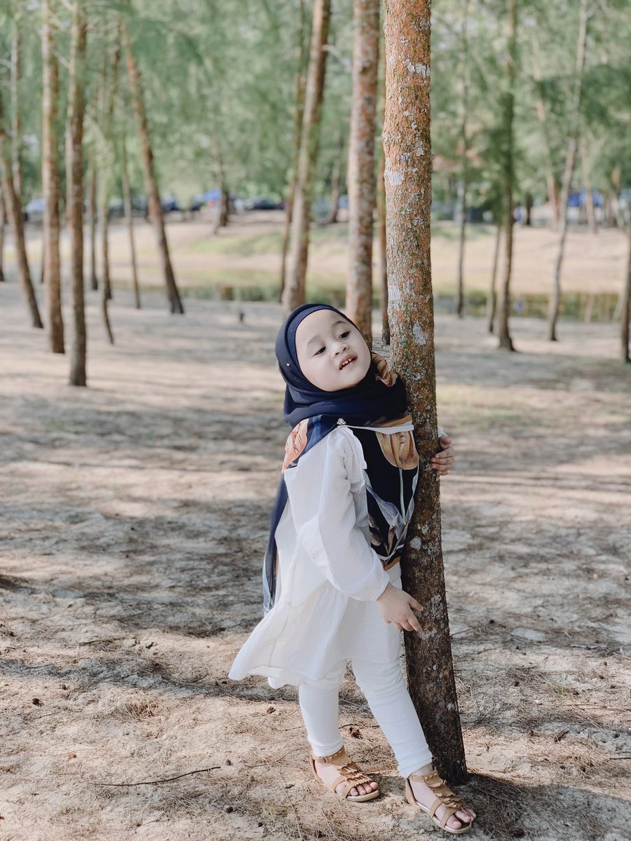 Ashue_'s tweet photo. Mommy pakai tudung, nak pakai jugak. Alang alang beli 3 helai tudung bawal Lalia from Naelofar Hijab, mommy pakai kan skali kt Twincess mommy ni. Twincess mommy ni cantik macam aunty @Neelofa tak? Hehee 🥰😘❤️ https://t.co/9y1GBbIZyR