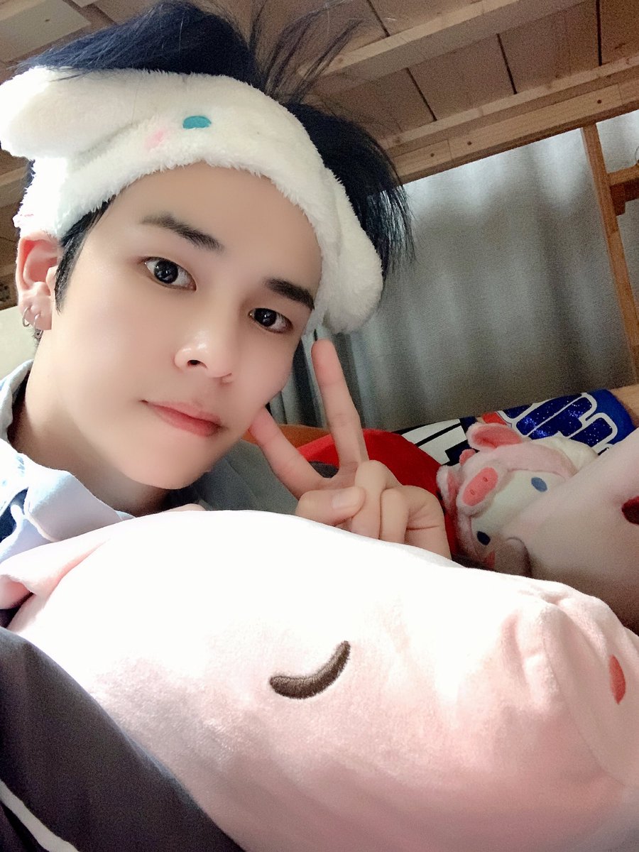CRAVITY_twt's tweet photo. 팩하고 자야지~~~러비티 잘자요❤️
#크래비티 #세림 https://t.co/XQAWGGVM0r