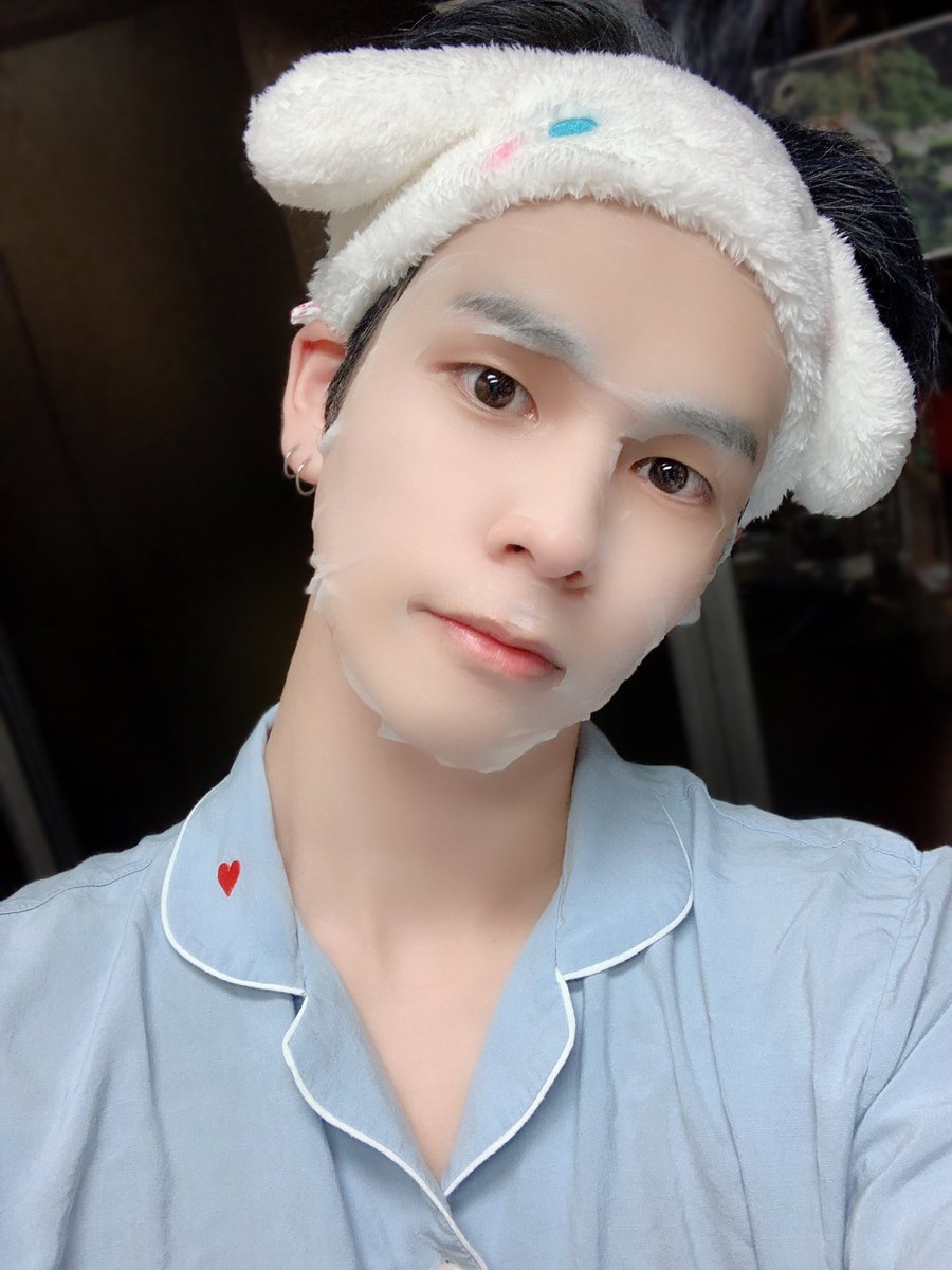 CRAVITY_twt's tweet photo. 팩하고 자야지~~~러비티 잘자요❤️
#크래비티 #세림 https://t.co/XQAWGGVM0r