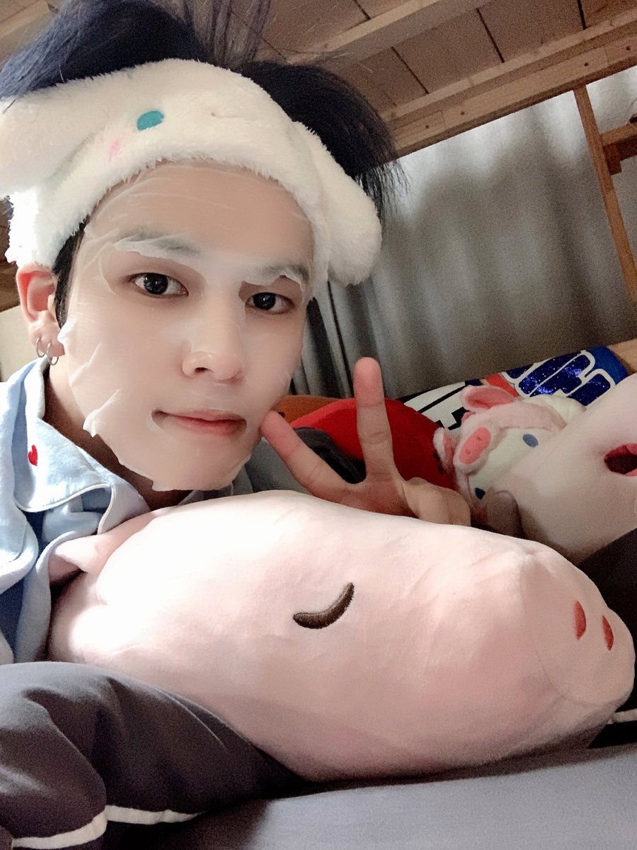 CRAVITY_twt's tweet photo. 팩하고 자야지~~~러비티 잘자요❤️
#크래비티 #세림 https://t.co/XQAWGGVM0r