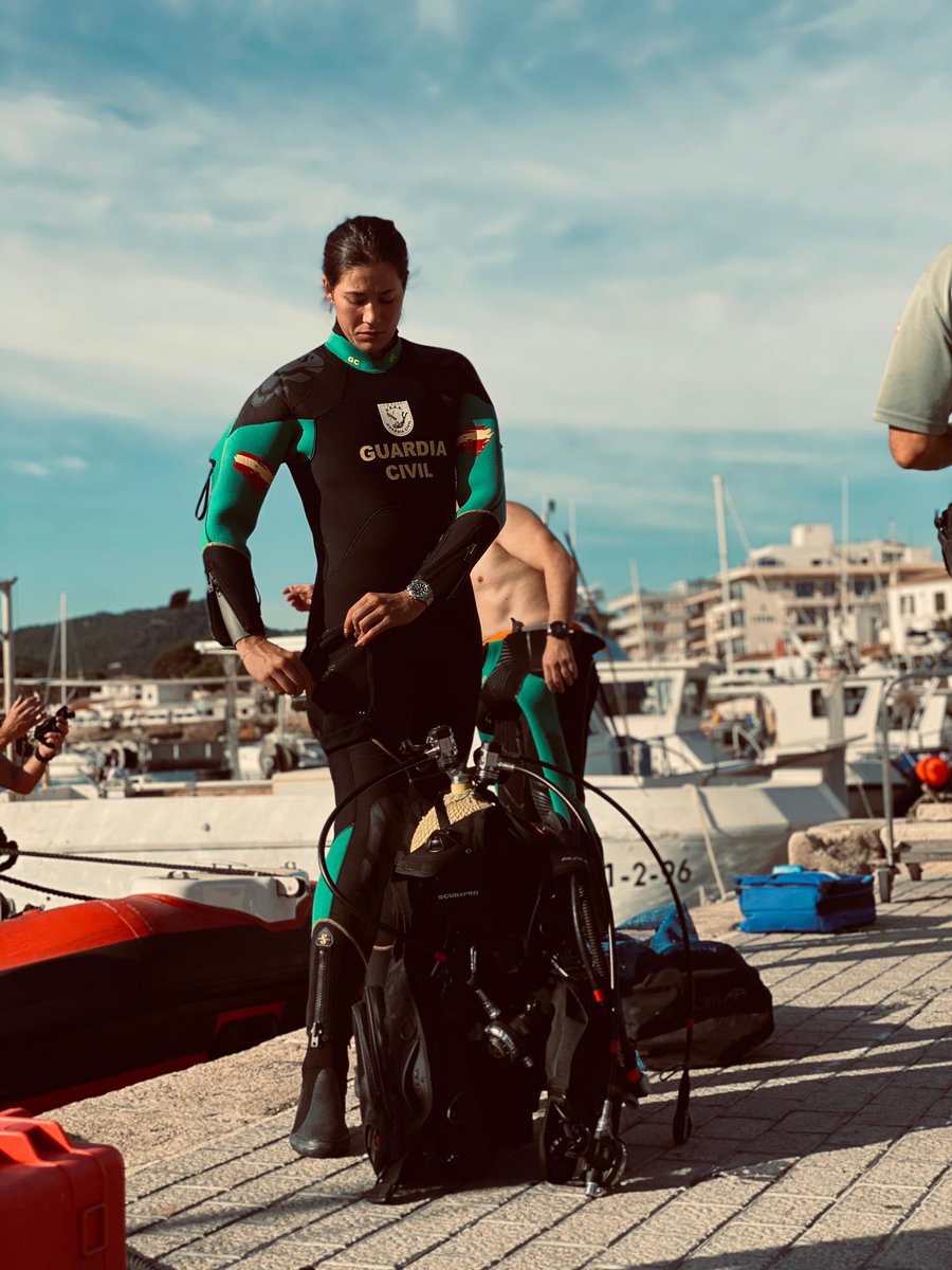 GarbiMuguruza's tweet photo. Preparándome para mi segundo entrenamiento con los #GEAS. Nuestro ejercicio es buceo en cueva. Getting ready for my second training with the GEAS. Our exercise is cave diving. 👀 #explore #experimentaltraining https://t.co/sbz4y3vzvJ